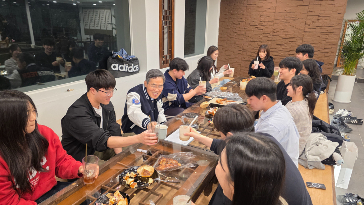 유길상 한기대 총장이 '늘품멘토링' 멘토들과 저녁 식사하고 있다./사진제공=한기대
