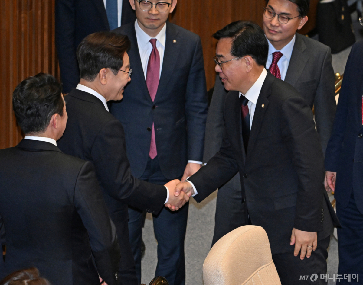 (서울=뉴스1) 국회사진기자단 = 이재명 대통령이 2일 국회 본회의장에서 중동 사태 대응을 위한 추가경정예산안 관련 시정연설을 마친 뒤 송언석 국민의힘 원내대표와 인사를 나누고 있다. 2026.4.2/뉴스1  Copyright © 뉴스1. All rights reserved. 무단 전재 및 재배포,  AI학습 이용 금지. /사진=(서울=뉴스1) 국회사진기자단