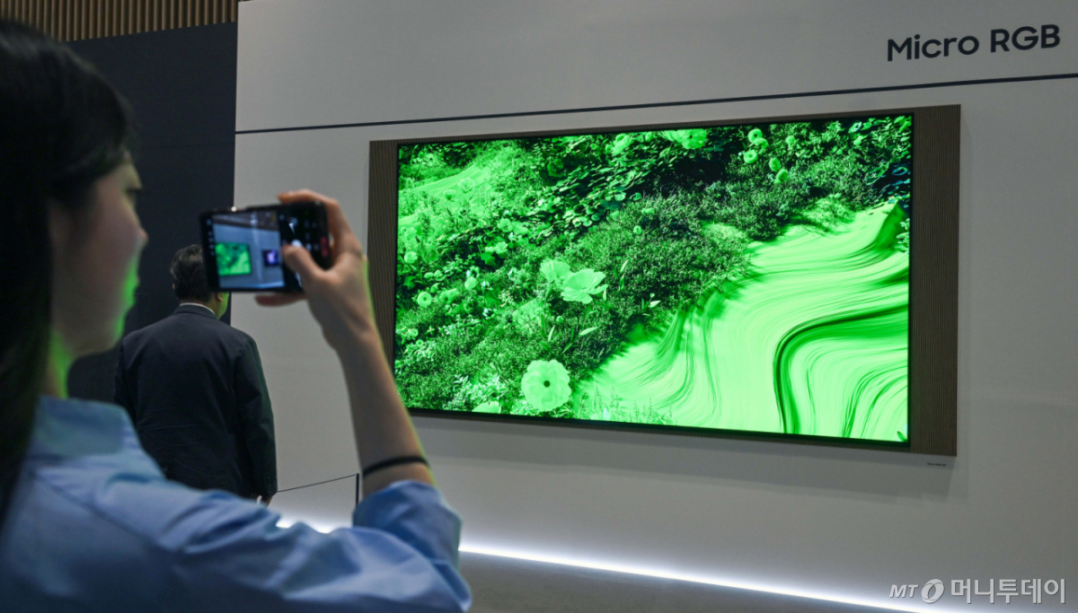 18일 경기 수원시 영통구 수원컨벤션센터에서 열린 '제57기 삼성전자 정기주주총회'에서 주주들이 130인치 마이크로 RGB TV를 보고 있다. /사진=뉴스1 /사진=(수원=뉴스1) 김영운 기자