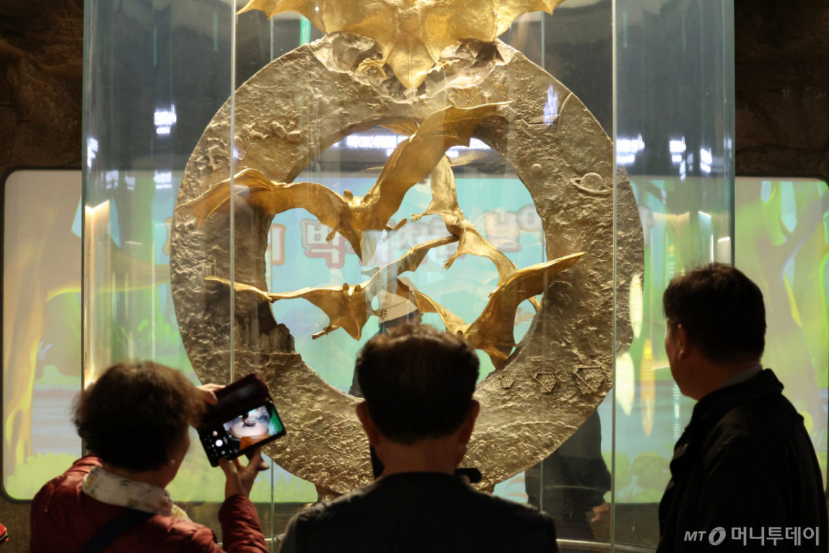 (함평=뉴스1) 이승현 기자 = 2025 대한민국 국향대전이 열리고 있는 29일 전남 함평군 함평엑스포 공원에서 시민들이 황금박쥐를 감상하고 있다.  2025.10.29/뉴스1  Copyright © 뉴스1. All rights reserved. 무단 전재 및 재배포,  AI학습 이용 금지. /사진=(함평=뉴스1) 이승현 기자