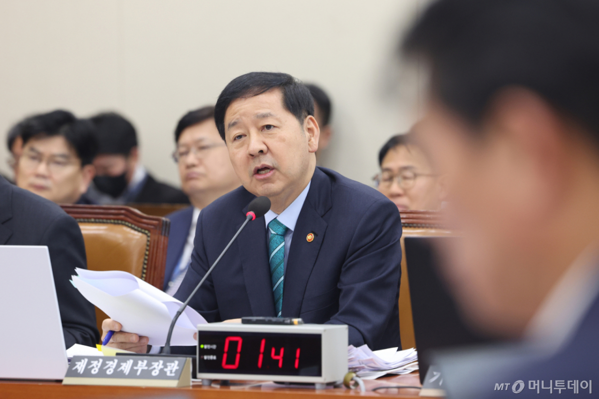 (서울=뉴스1) 신웅수 기자 = 구윤철 부총리 겸 재정경제부 장관이 2일 서울 여의도 국회에서 열린 재정경제기획위원회 전체회의에서 의원 질의에 답변하고 있다. 2026.4.2/뉴스1  Copyright © 뉴스1. All rights reserved. 무단 전재 및 재배포,  AI학습 이용 금지. /사진=(서울=뉴스1) 신웅수 기자