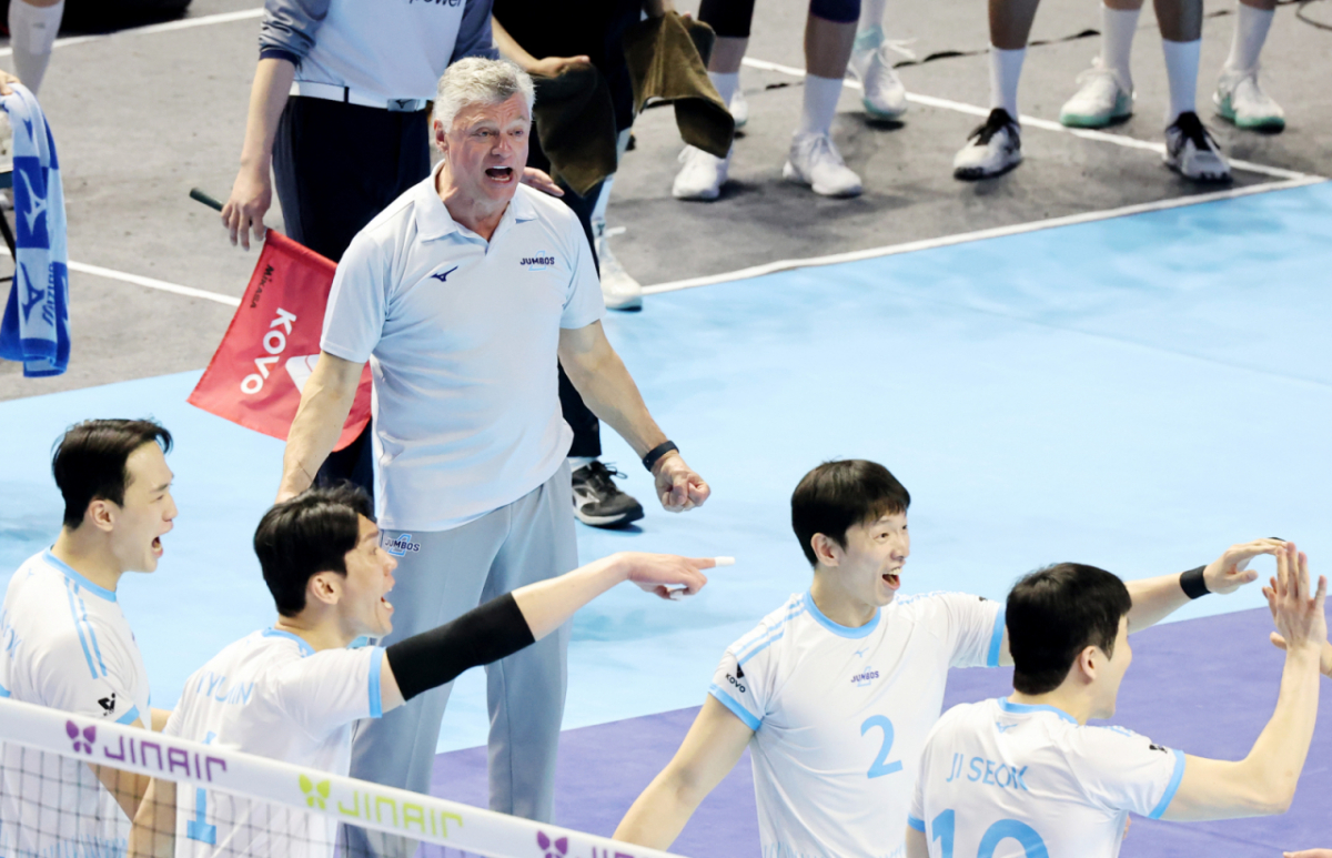 대한항공 헤난 감독이 3일 계양체육관에서 열린 진에어  2025-2026 V리그 챔피언결정전 대한항공과 현대캐피탈 경기에서 환호하고 있다. /사진=강영조 선임기자