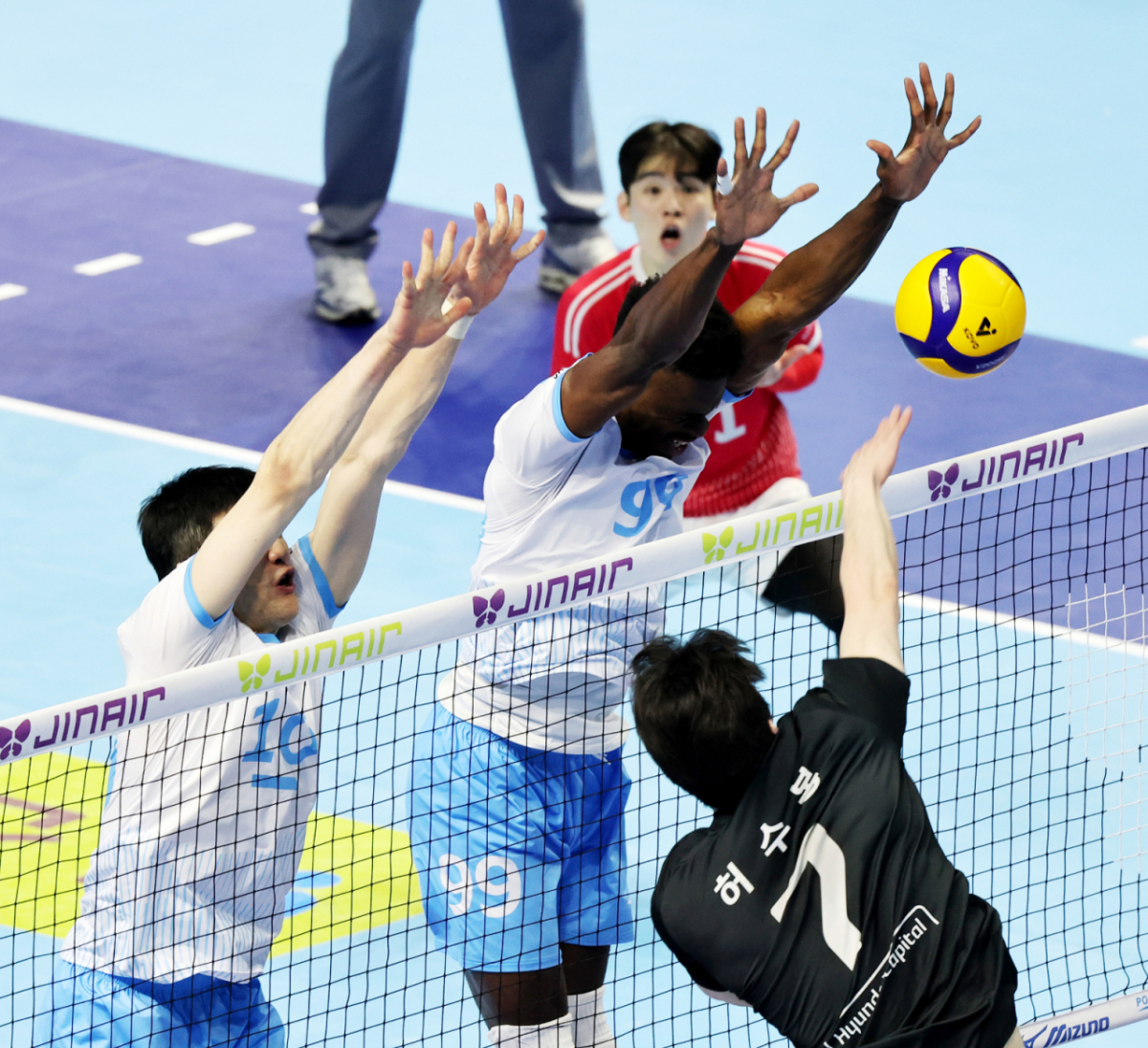 현대 허수봉이 3일 계양체육관에서 열린 진에어  2025-2026 V리그 챔피언결정전 대한항공과 현대캐피탈 경기에서 마쏘 블로킹을 피해 공격을 성공하고 있다. /사진=강영조 선임기자