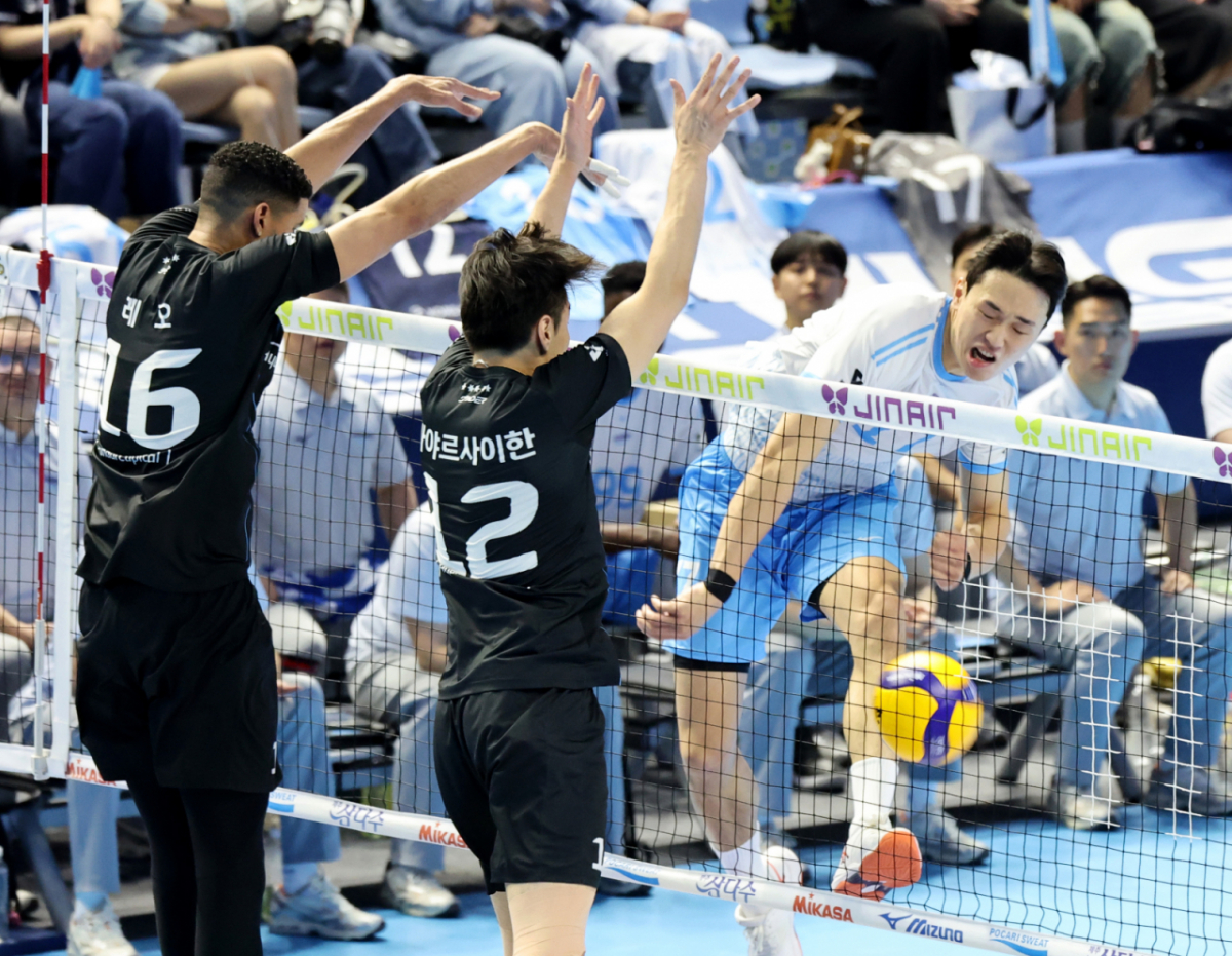 대한항공 임동혁이 3일 계양체육관에서 열린 진에어  2025-2026 V리그 챔피언결정전 대한항공과 현대캐피탈 경기에서 현대 이중블로킹에 믹히고 있다. /사진=강영조 선임기자