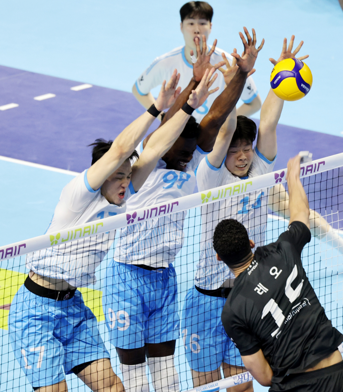 현대 레오가 3일 계양체육관에서 열린 진에어  2025-2026 V리그 챔피언결정전 대한항공과 현대캐피탈 경기에서 대한항공 삼중블로킹에 강타를 시도하고 있다.  /사진=강영조 선임기자