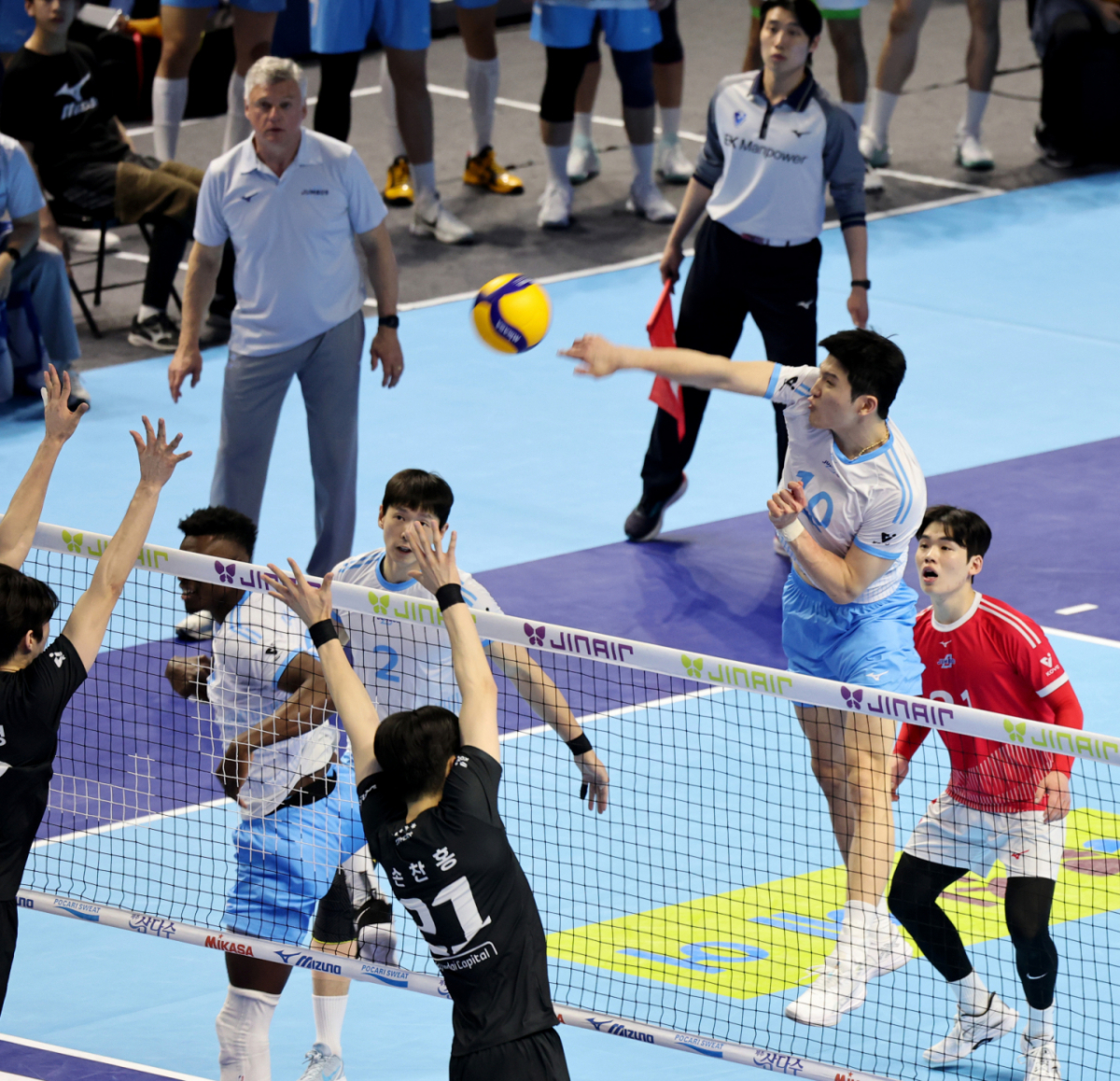 대한항공 정지석이 3일 계양체육관에서 열린 진에어  2025-2026 V리그 챔피언결정전 대한항공과 현대캐피탈 경기에서 현대 이중블로킹에 강타를 시도하고 있다. /강영조 선임기자