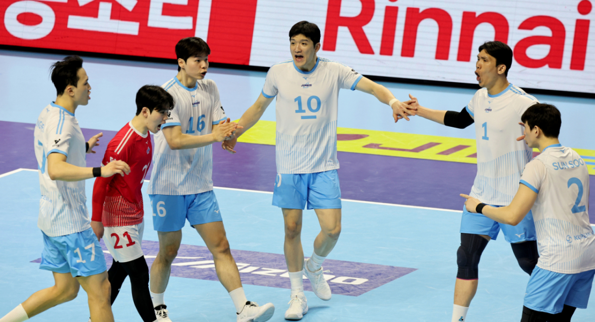 대한항공 정지석과 선수들이 3일 계양체육관에서 열린 진에어  2025-2026 V리그 챔피언결정전 대한항공과 현대캐피탈 경기에서 득점한 후 자축하고 있다. /강영조 선임기자