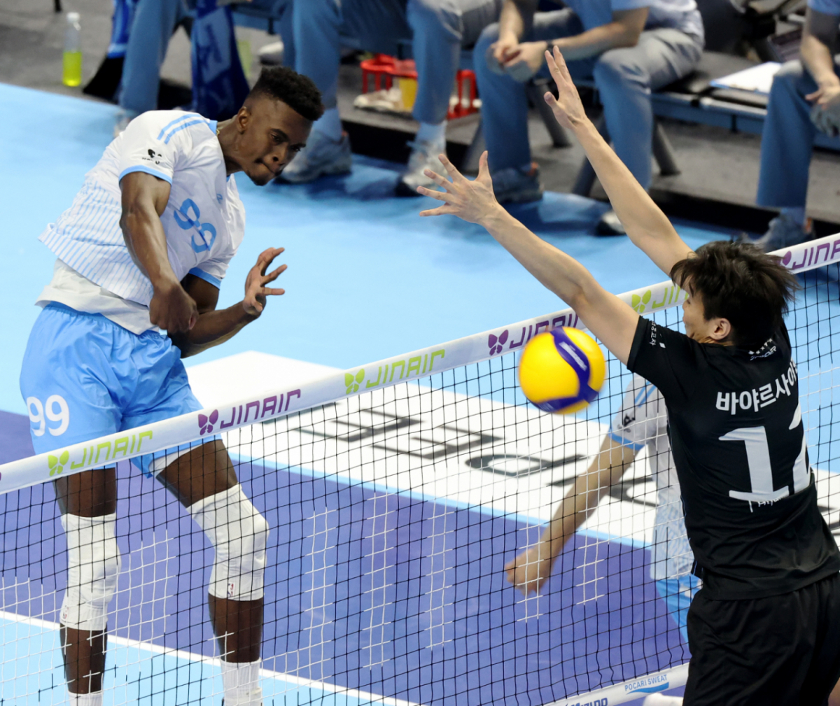 대한항공 마쏘가 3일 계양체육관에서 열린 진에어  2025-2026 V리그 챔피언결정전 대한항공과 현대캐피탈 경기에서 바야르사이한을 따돌리며 강타를 시도하고 있다. /사진=강영조 선임기자