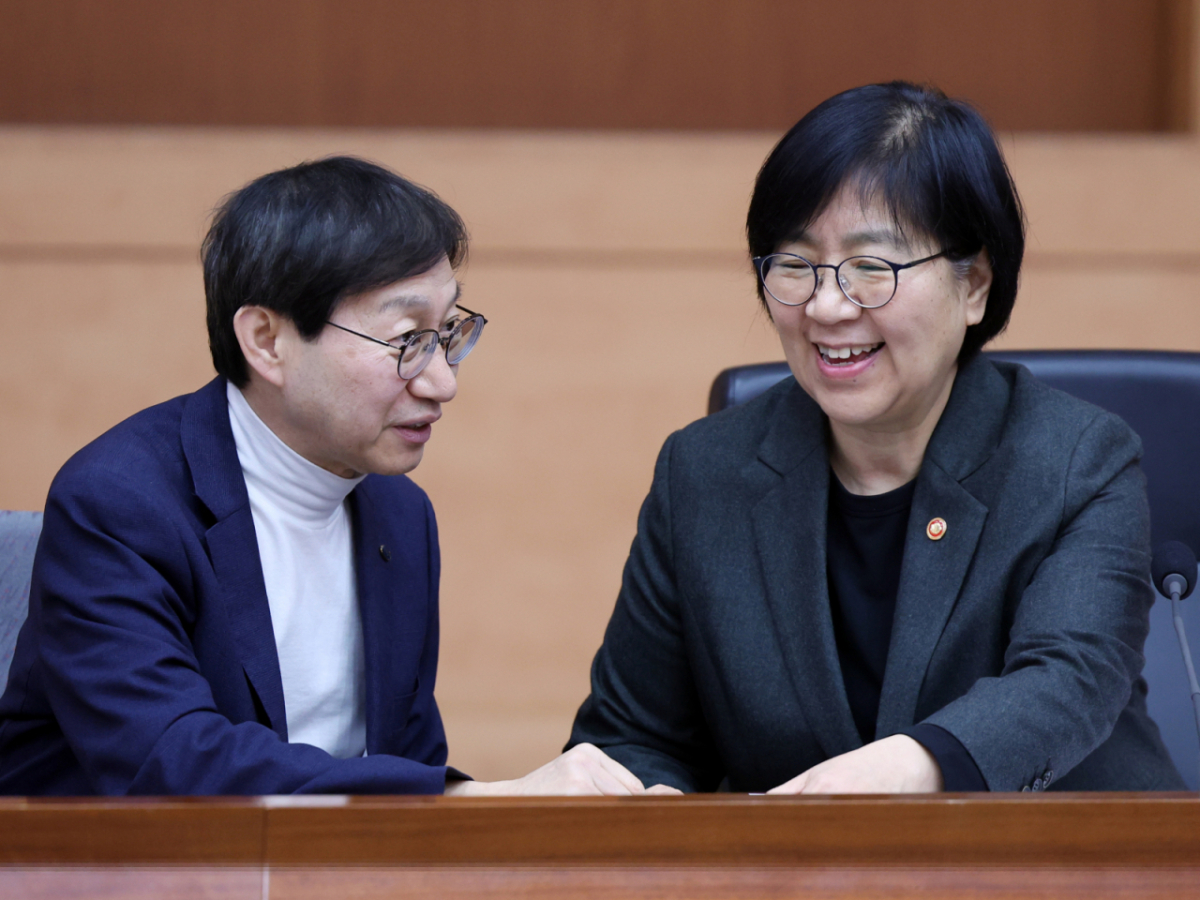 (서울=뉴스1) 황기선 기자 = 정은경 보건복지부 장관과 김성주 국민연금공단 이사장이 5일 오후 서울 종로구 정부서울청사에서 열린 '2026년도 제2차 국민연금기금운용위원회'에서 대화를 나누고 있다. 2026.3.5/뉴스1  Copyright © 뉴스1. All rights reserved. 무단 전재 및 재배포,  AI학습 이용 금지. /사진=(서울=뉴스1) 황기선 기자