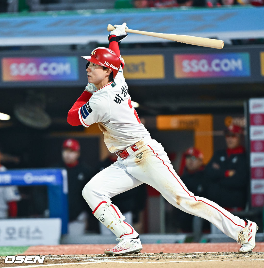 안타를 날리는 박성한.