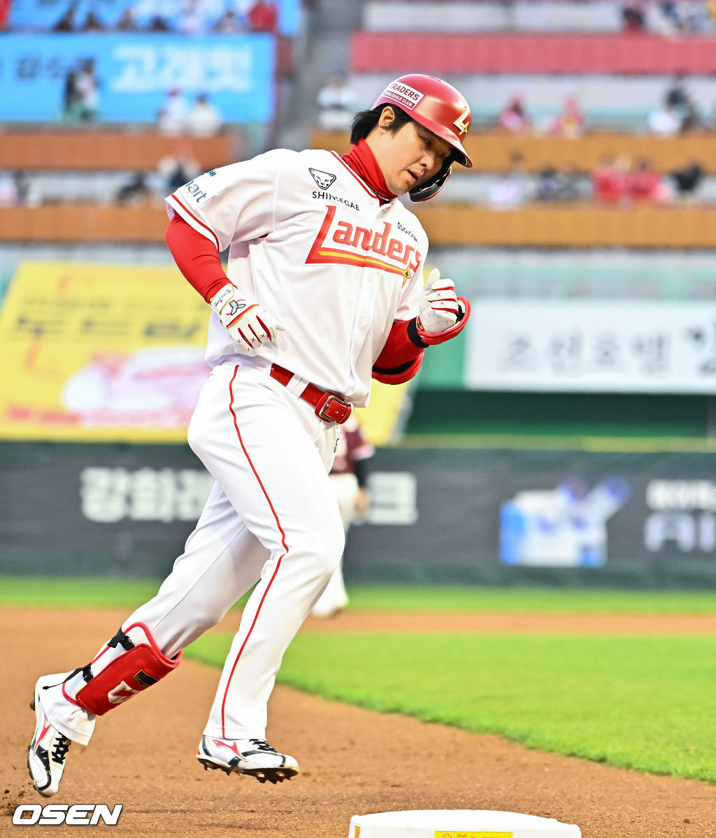 SSG 최정이 2일 투런 홈런을 터뜨리고 베이스를 돌고 있다.