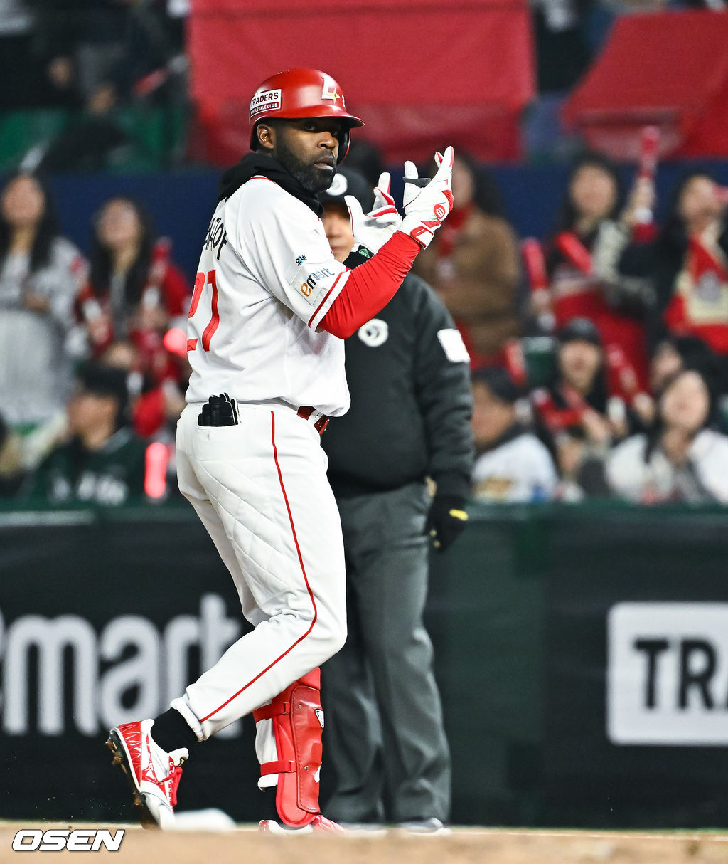 SSG 에레디아가 안타를 날린 뒤 박수를 치고 있다.