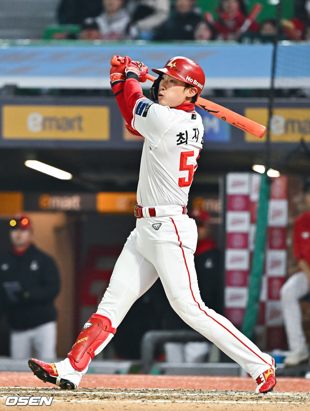 최지훈이 8회말 쐐기 투런 홈런을 터뜨리고 있다.