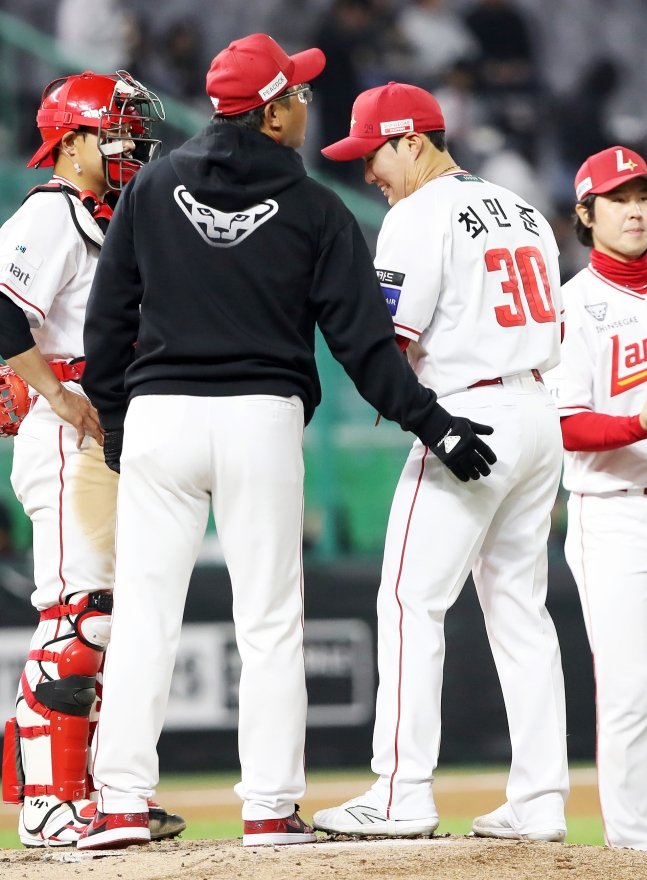 5회초 경헌호 코치(왼쪽에서 2번째)가 최민준(왼쪽에서 3번째)이 연속 볼넷을 내주며 흔들리자 마운드를 방문해 독려하고 있다. /사진=SSG 랜더스 제공