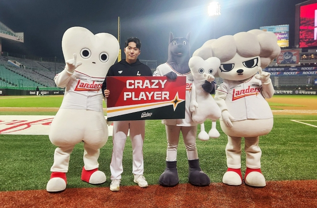 최민준(왼쪽에서 2번째)이 수훈 선수로 선정된 뒤 구단 마스코트와 함께 기념촬영을 하고 있다. /사진=SSG 랜더스 제공