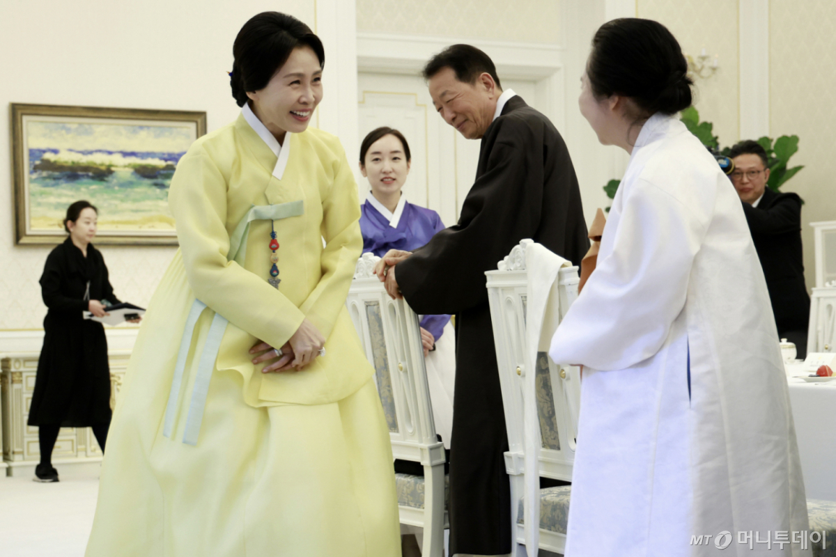 [서울=뉴시스] 최동준 기자 = 김혜경 여사가 2일 청와대에서 열린 한복생활 유네스코 등재추진단 차담회에서 참석자들과 인사하고 있다. 2026.04.02. photocdj@newsis.com /사진=최동준