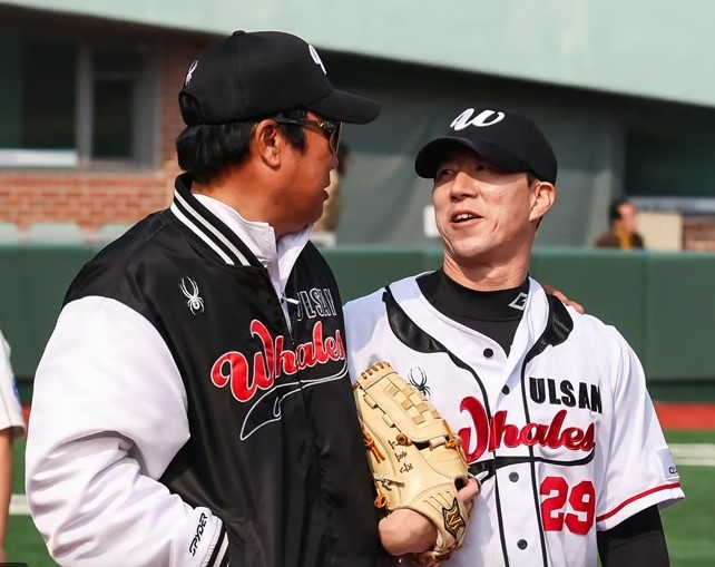 고효준(오른쪽)과 장원진 감독. /사진=울산 웨일즈 제공