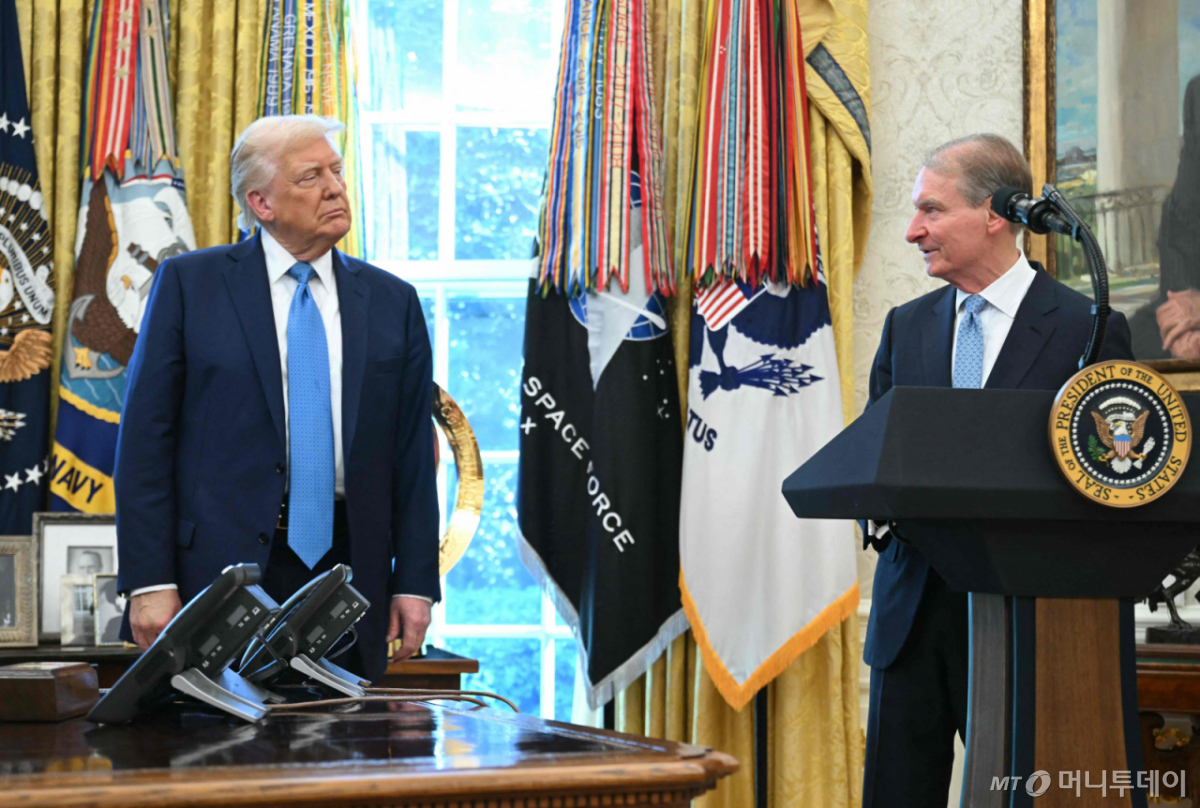 (워싱턴 AFP=뉴스1) 우동명 기자 = 도널드 트럼프 미국 대통령이 22일 (현지시간) 워싱턴 백악관에서 열린 폴 앳킨스 증권거래위원회(SEC) 위원장의 취임 선서 행사에 참석을 하고 있다. 2025.04.23  ⓒ AFP=뉴스1  Copyright © 뉴스1. All rights reserved. 무단 전재 및 재배포,  AI학습 이용 금지. /사진=(워싱턴 AFP=뉴스1) 우동명 기자