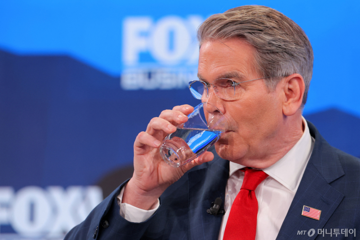 (다보스 로이터=뉴스1) 강민경 기자 = 스콧 베선트 미국 재무부 장관이 20일(현지시간) 스위스 다보스에서 열린 제56회 세계경제포럼(WEF)에 참석해 물을 마시고 있다. 2026.1.20  ⓒ 로이터=뉴스1  Copyright © 뉴스1. All rights reserved. 무단 전재 및 재배포,  AI학습 이용 금지. /사진=(다보스 로이터=뉴스1) 강민경 기자