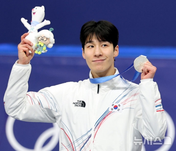 14일 (현지 시간) 이탈리아 밀라노 아이스 스케이팅 아레나 경기장에서 열린 2026 밀라노·코르티나담페초 동계올림픽 쇼트트랙 남자 1500m 결승에서 은메달을 획득한 황대헌이 메달을 들고 기뻐하고 있다. /사진=뉴시스