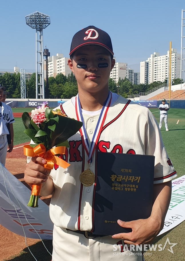 덕수고 김태형이 2024년 서울 목동야구장에서 열린 제78회 황금사자기 전국고교야구대회 겸 주말리그 왕중왕전에서 우승을 차지한 뒤 수훈상을 받고 기념 사진을 촬영하고 있다. /사진=김동윤 기자
