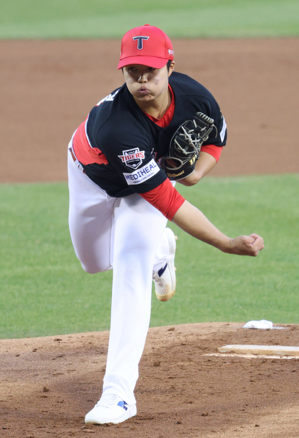 2026 신한 SOL KBO리그 LG 트윈스 대 KIA 타이거즈 경기가 2일 서울 잠실야구장에서 열렸다.  KIA 선발 김태형이 역투하고 있다. /사진=김진경 대기자