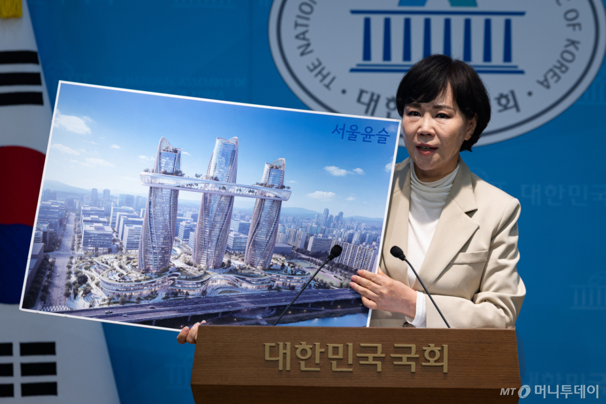  전현희 더불어민주당 서울시장 예비후보가 지난달 29일 서울 여의도 국회 소통관에서 서울 주거 공약 발표 기자회견을 하고 있다./사진=뉴스1