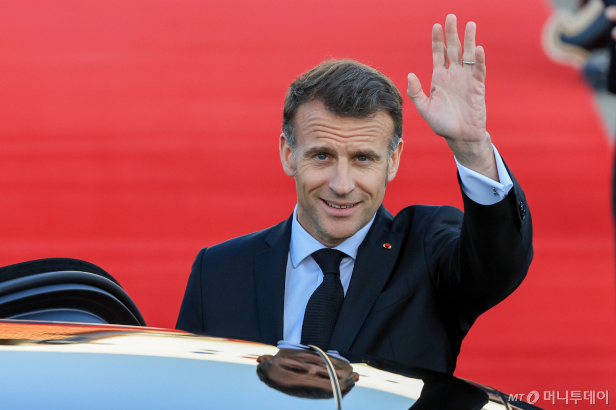 (성남=뉴스1) 이호윤 기자 = 에마뉘엘 마크롱 프랑스 대통령이 2일 경기 성남시 서울공항을 통해 방한, 손을 흔들고 있다.  마크롱 대통령은 오는 3일 이재명 대통령과 정상회담, 국빈 오찬 등의 일정을 진행할 예정이다. 2026.4.2/뉴스1  Copyright © 뉴스1. All rights reserved. 무단 전재 및 재배포,  AI학습 이용 금지. /사진=(성남=뉴스1) 이호윤 기자