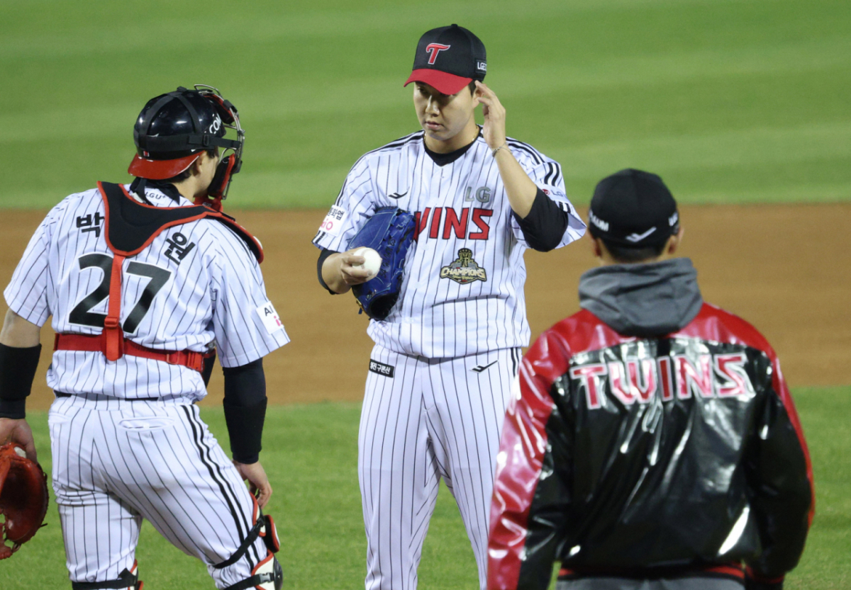 2026 신한 SOL KBO리그 LG 트윈스 대 KIA 타이거즈 경기가 2일 서울 잠실야구장에서 열렸다.  LG 유영찬이 흔들리는 모습을 보이자 김광삼 코치가 마운드로 향하고 있다. /사진=김진경 대기자