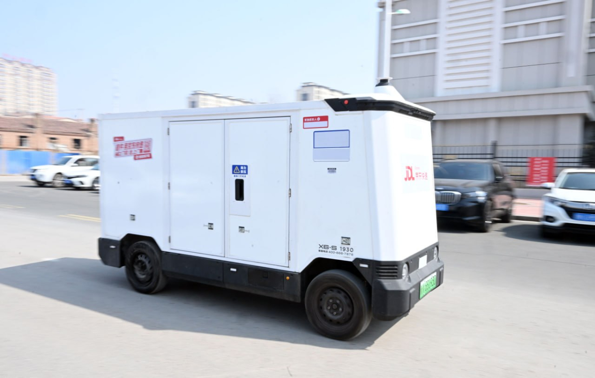 징둥 택배 무인차, 옌지(延吉) 시내에서 배송/사진=차오즈쉰(潮资讯)