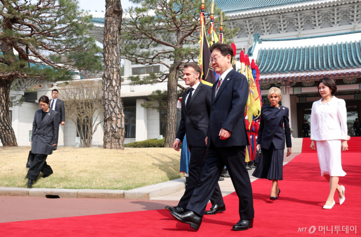 [서울=뉴시스] 고범준 기자 = 이재명 대통령과 에마뉘엘 마크롱 프랑스 대통령이 3일 청와대에서 열린 공식환영식에 입장하고 있다. 2026.04.03. bjko@newsis.com /사진=고범준