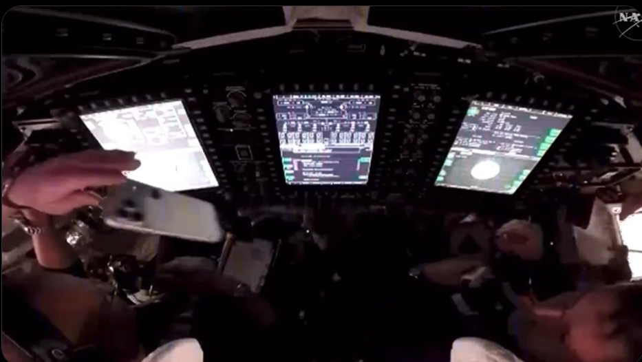 우주인들이 허공에서 아이폰을 던지고 있다./사진=X(@OwenSparks)