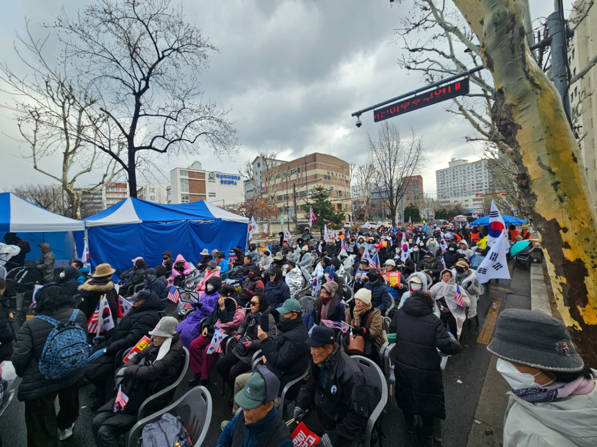 지난해 3월 윤 전 대통령 탄핵 반대 집회 참가자들이 서울 종로구 안국역 6번출구 인근에서집회를 이어가고 있는 모습./사진=박상혁 기자.