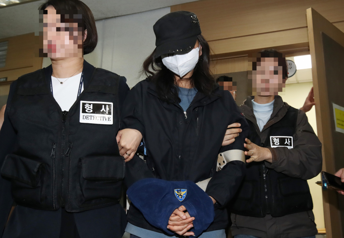 50대 어머니 시체를 캐리어에 담아 대구 북구 신천 잠수교 인근에 버린 혐의(시체유기)를 받는 20대 딸이 2일 오전 구속 전 피의자 심문(영장실질심사)을 받기 위해 대구지방법원에 도착하고 있다/사진=뉴스1