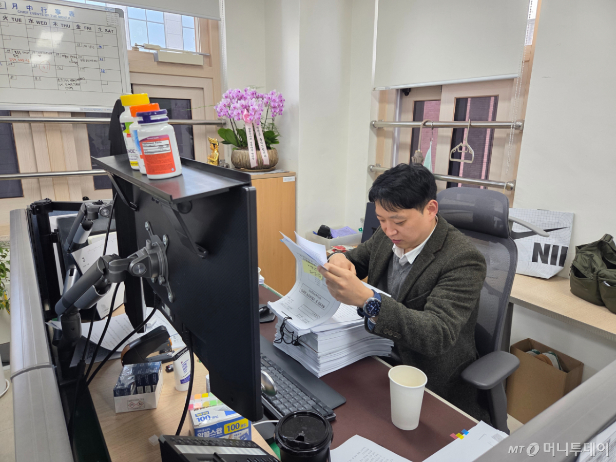 홍종현 서울경찰청 광역범죄수사대 경감이 서울 마포구 광역수사단 사무실 안에서 업무 파일을 살펴보는 모습./사진=김서현 기자. 