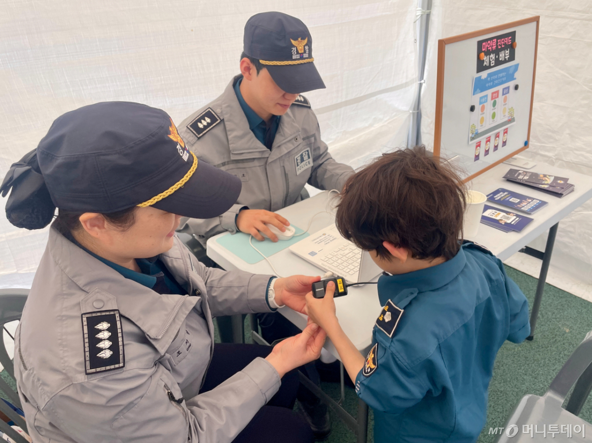 3일 박경준군(7)이 실종 예방을 위해 지문 사전등록을 하는 모습./사진=이현수 기자.