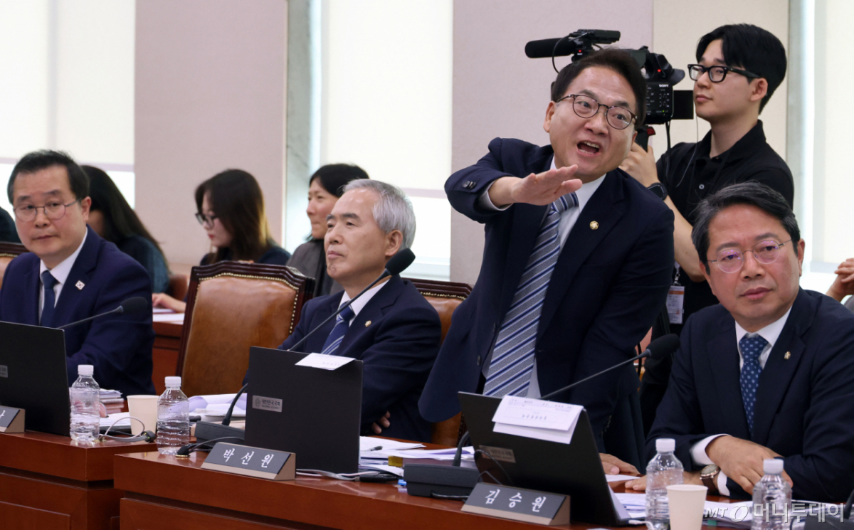 박선원 더불어민주당 의원이 3일 오전 서울 여의도 국회에서 열린 윤석열 정권 정치검찰 조작기소 의혹사건 진상규명 국정조사 특별위원회 전체회의에서 서영교 위원장에게 신동욱 국민의힘 의원에 대한 발언을 하고 있다. /사진=뉴시스