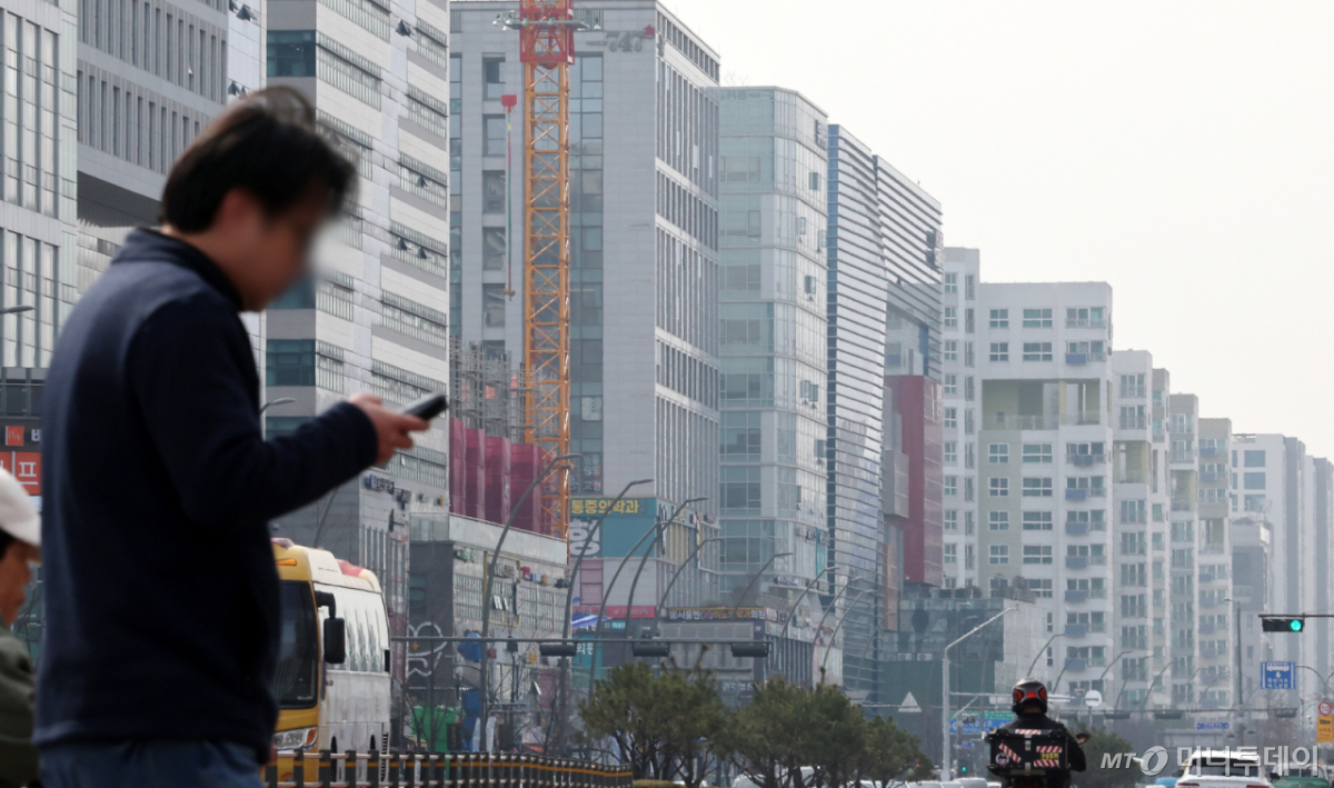 [서울=뉴시스] 조성우 기자 = 24일 오후 서울 강서구 마곡지구의 오피스텔 밀집지역이 보이고 있다.  전용면적 85㎡ 초과 대형 오피스텔 매매가격이 5개월 연속 상승하며 평균 9억원 돌파를 앞둔 것으로 나타났다. 한국부동산원에 따르면 2월 기준 해당 오피스텔 평균 매매가격은 8억9379만원이다. 2026.03.24. xconfind@newsis.com /사진=조성우