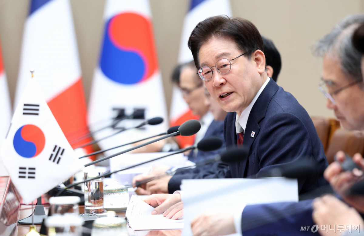 (서울=뉴스1) 허경 기자 = 이재명 대통령이 3일 청와대에서 열린 에마뉘엘 마크롱 프랑스 대통령과 확대 정상회담에서 발언하고 있다. 2026.4.3/뉴스1  Copyright © 뉴스1. All rights reserved. 무단 전재 및 재배포,  AI학습 이용 금지. /사진=(서울=뉴스1) 허경 기자