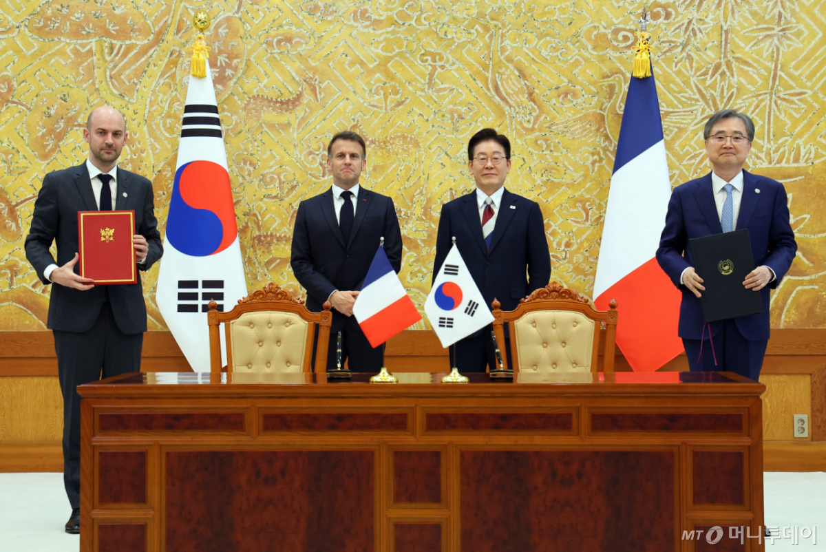 (서울=뉴스1) 허경 기자 = 조현 외교부 장관과 장-노엘 바로 프랑스 외교부 장관이 3일 청와대에서 이재명 대통령과 에마뉘엘 마크롱 프랑스 대통령이 임석한 가운데 문화기술협력협정 개정의정서 교환 후 념촬영을 하고 있다.  2026.4.3/뉴스1  Copyright © 뉴스1. All rights reserved. 무단 전재 및 재배포,  AI학습 이용 금지. /사진=(서울=뉴스1) 허경 기자