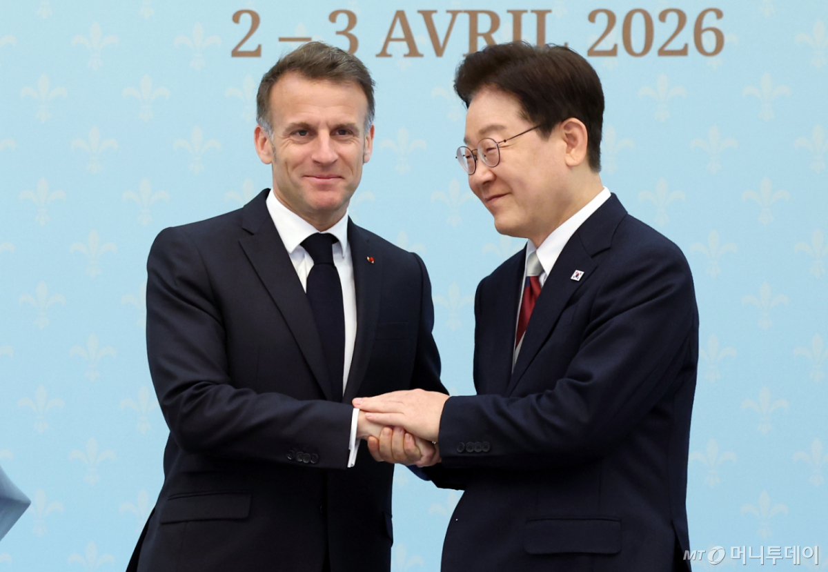 (서울=뉴스1) 허경 기자 = 이재명 대통령과 에마뉘엘 마크롱 프랑스 대통령이 3일 청와대에서 공동언론발표를 마친 후 악수하고 있다. 2026.4.3/뉴스1  Copyright © 뉴스1. All rights reserved. 무단 전재 및 재배포,  AI학습 이용 금지. /사진=(서울=뉴스1) 허경 기자