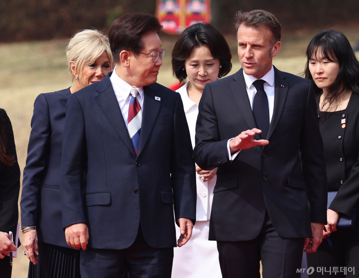 (서울=뉴스1) 허경 기자 = 이재명 대통령과 에마뉘엘 마크롱 프랑스 대통령이 3일 청와대에서 열린 공식 환영식에서 대화를 나누고 있다. 2026.4.3/뉴스1  Copyright © 뉴스1. All rights reserved. 무단 전재 및 재배포,  AI학습 이용 금지. /사진=(서울=뉴스1) 허경 기자