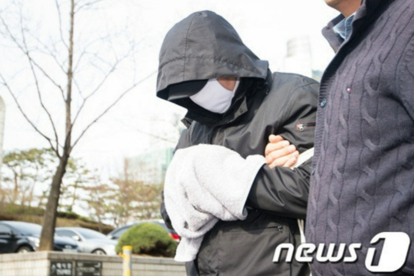 서울 관악구 여중생 살인 사건의 범인 김모씨가 재판을 받기 위해 법원으로 이동 중인 모습. /사진=뉴스1