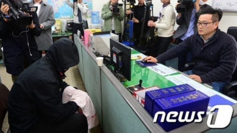 서울 관악구 여중생 살인 사건의 범인 김모씨가 경찰에 체포돼 조사받는 모습. /사진=뉴스1 