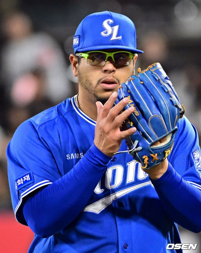 삼성 후라도가 3일 수원 KT전에서 역투 후 내려오고 있다.