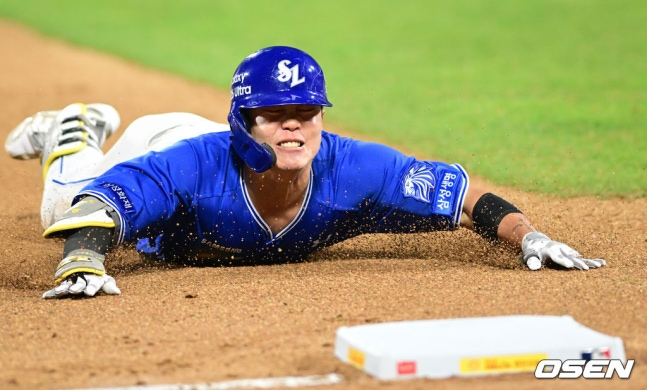 삼성 류지혁이 3일 수원 KT전 6회말 2사 2루에서 중견수 방면 3루타를 치고 3루 베이스로 향하고 있다.