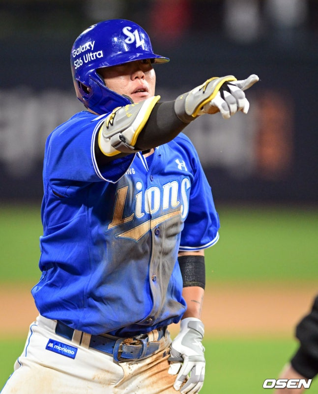 삼성 류지혁이 3일 수원 KT전 6회말 2사 2루에서 3루타를 치고 세리머니를 하고 있다.