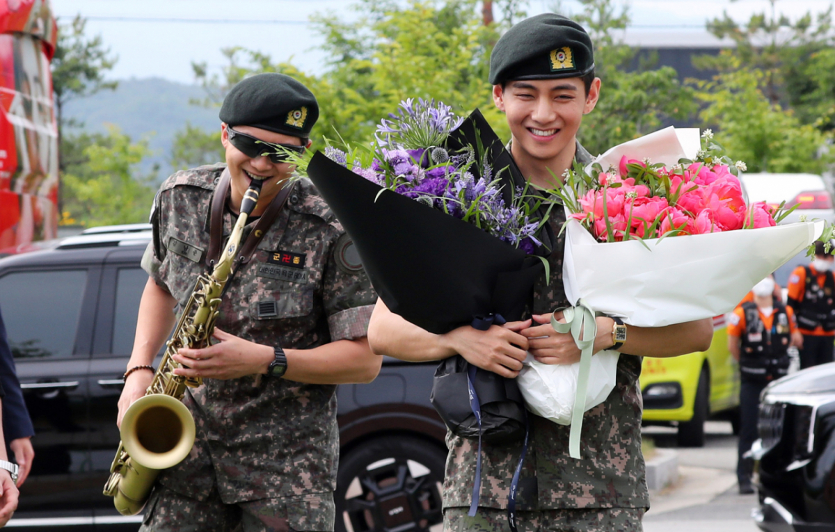 군 복무를 마친 방탄소년단 RM(왼쪽), 뷔가 지난해 6월10일 오전 강원 춘천시 한 부대 인근에서 전역인사를 하고 있다. /사진=뉴시스 