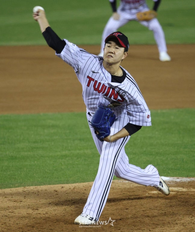 2일 경기에 등판한 유영찬의 모습. /사진=김진경 대기자