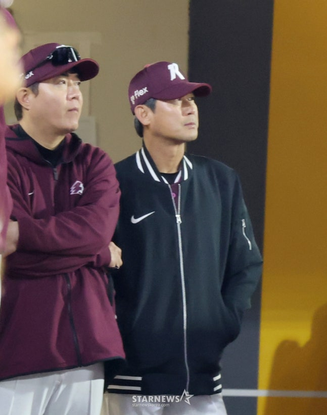 3월 31일 SSG전을 지켜보는 설종진 감독. /사진=강영조 선임기자